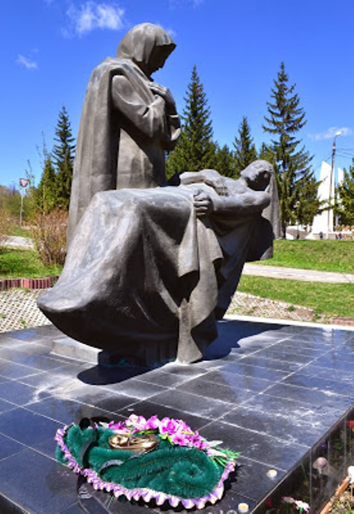 В каком городе памятник скорбящей матери. Монумент Скорбящая мать Златоуст. Памятник Скорбящая мать Златоуст. Запорожье памятник Скорбящей матери. Пермь достопримечательности памятник Скорбящей матери.