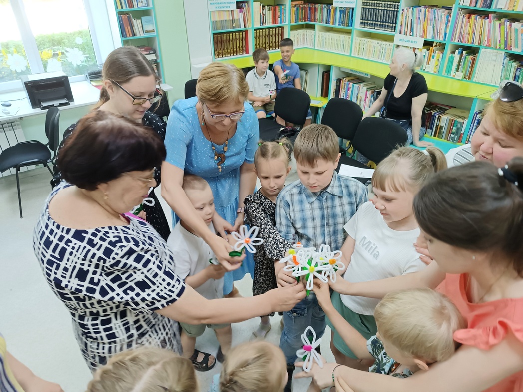 Златоустовцев пригласили провести выходной день с семьей в обновленной  библиотеке № 12 «ДА!». | 08.07.2024 | Златоуст - БезФормата